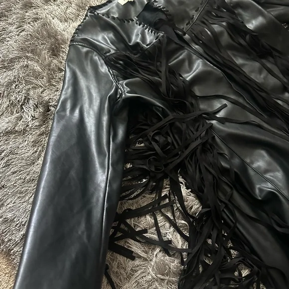 Elegant Black Leather Fringe Jacket - Picture 6 of 6